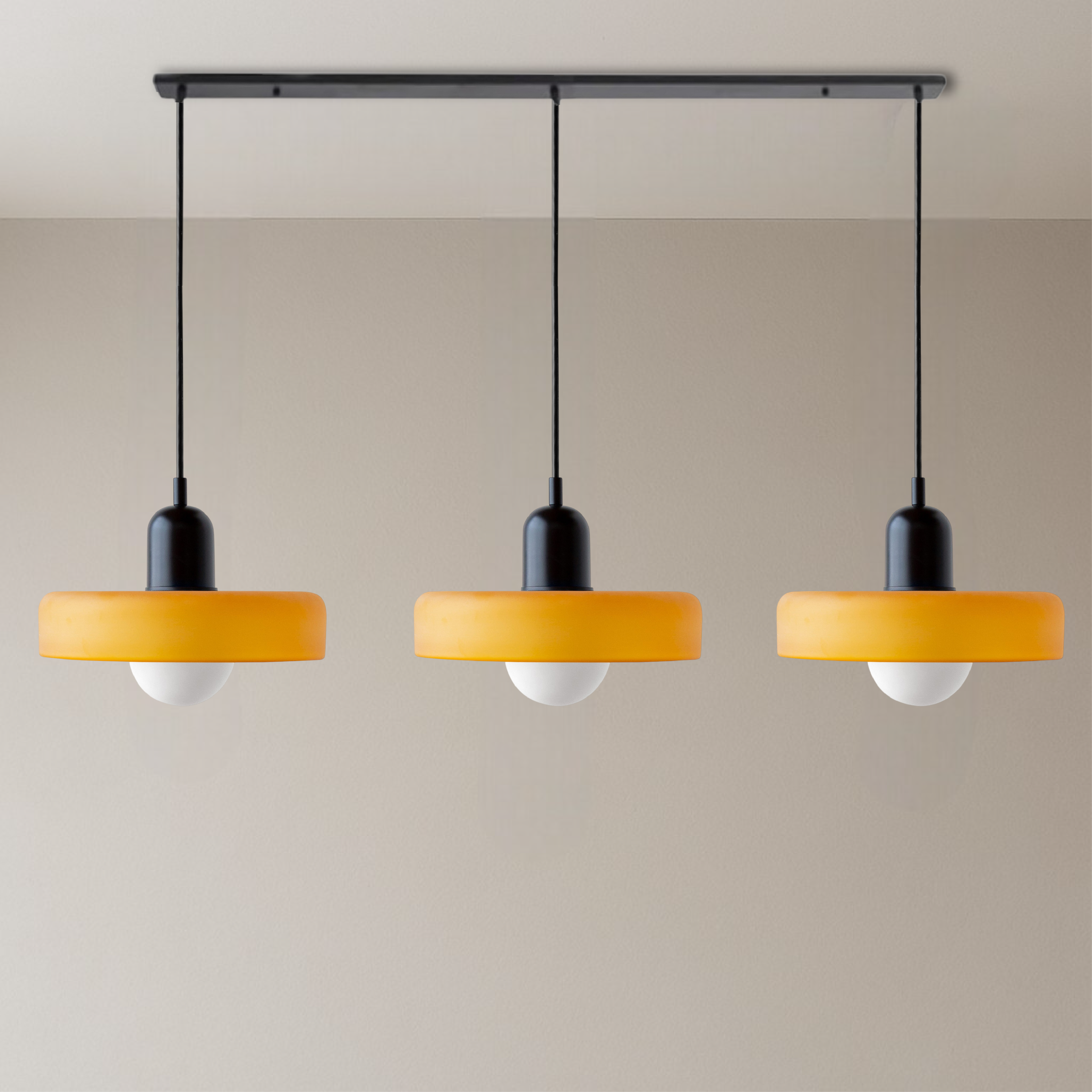 3-köpfige Bauhaus-Pendelleuchte aus farbigem Glas