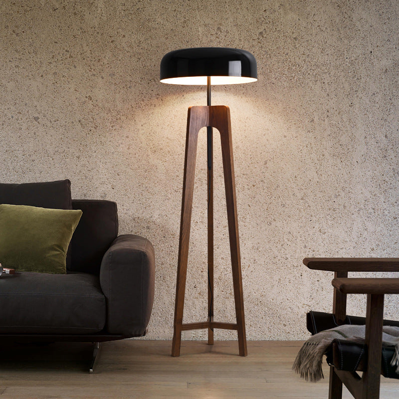 Stehlampe im nordischen Stil